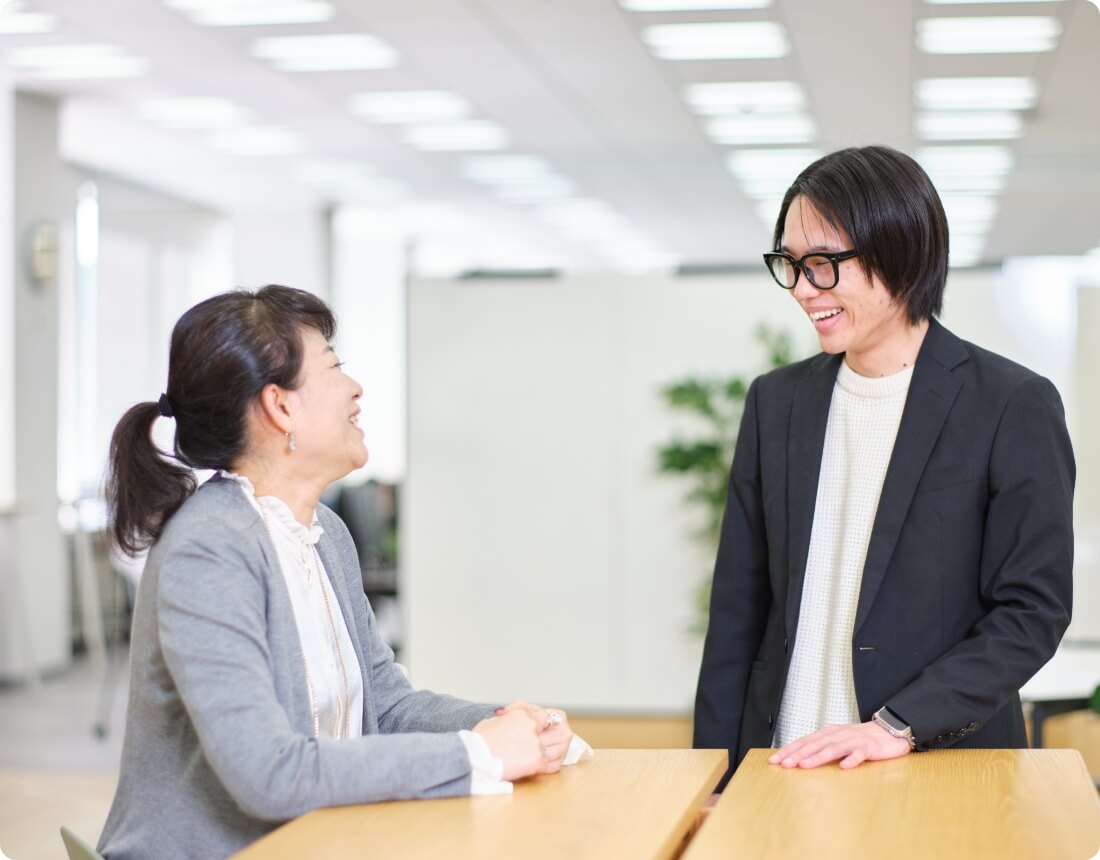 2人の社員が話している様子